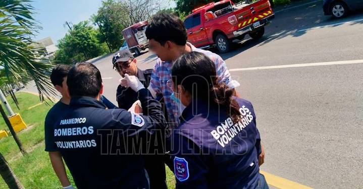 Pedazo de pl?stico le atraves? el brazo a motociclista al impactarse con un auto en Altamira