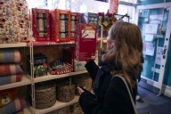 Advierten escasez de pinos navideños por aranceles