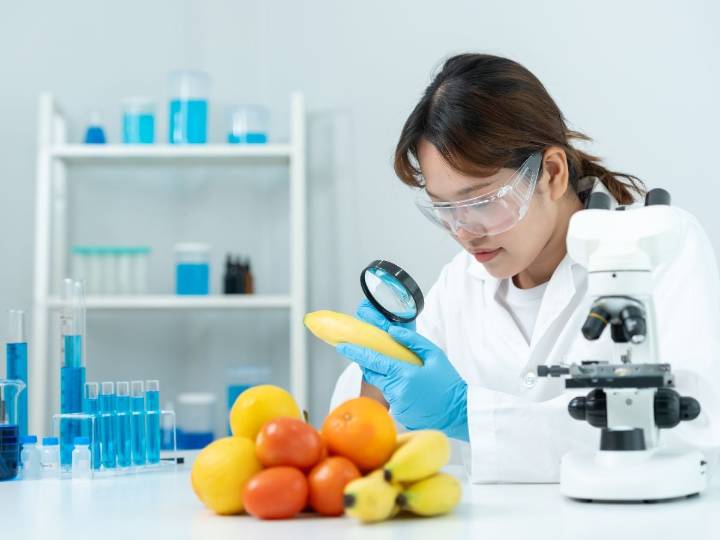 Químicos ligados al cáncer de mama se filtran en alimentos