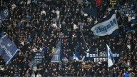 Impresionante batalla campal entre hinchas del Nápoles y Sporting, antes del choque en la Champions League; video