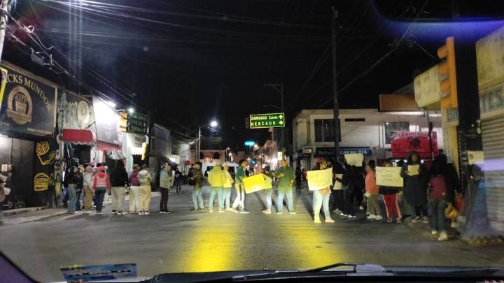 Bloquean calles en Zumpango para exigir búsqueda de joven desaparecida