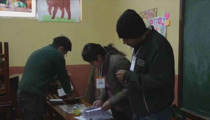 Bolivia: reñida elección entre Paz y Quiroga