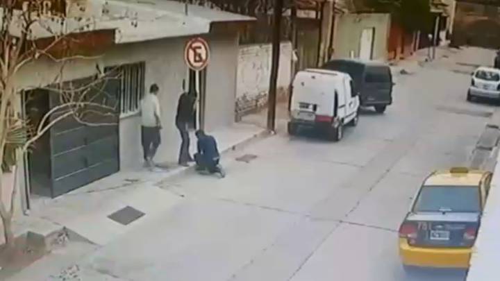 Un hombre sacó una señal de tránsito del frente de su casa y fue detenido tras un allanamiento