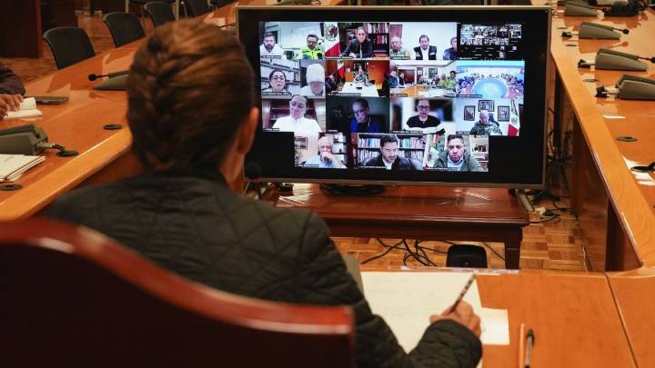 Desde su escritorio: Sheinbaum supervisa daños por las lluvias; damnificados piden ayuda