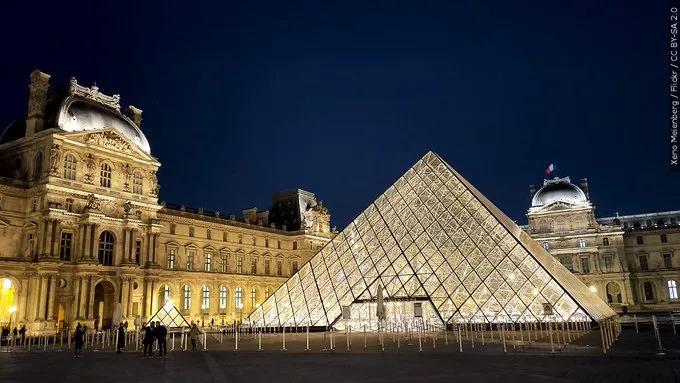 Louvre closed after Paris jewel heist