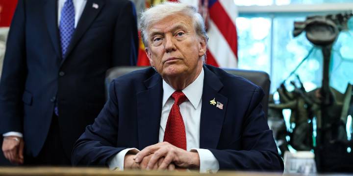 Donald Trump Has Awkward Moment at White House Meeting