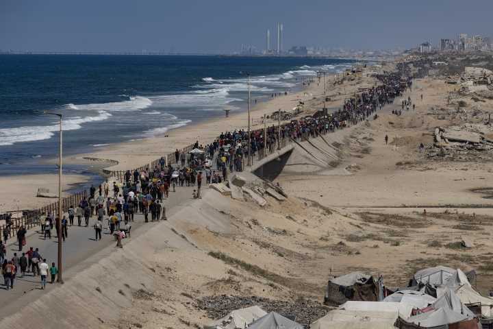 Miles de palestinos regresan a Gaza tras el alto el fuego entre Israel y Hamás