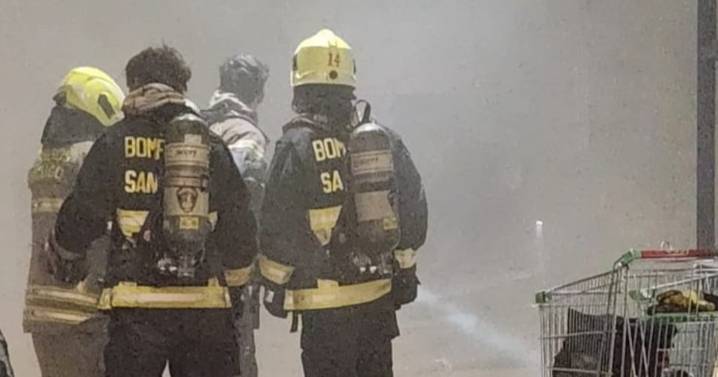 Pantalla corporativa originó incendio en tienda de zapatillas del mall Costanera Center