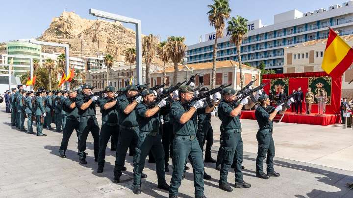 La Guardia Civil celebra el Día del Pilar ante un millar de personas en Alicante