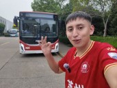 Influencer “Nico Travesías” muestra cómo funcionan los buses eléctricos en China: llegarán pronto a Chile