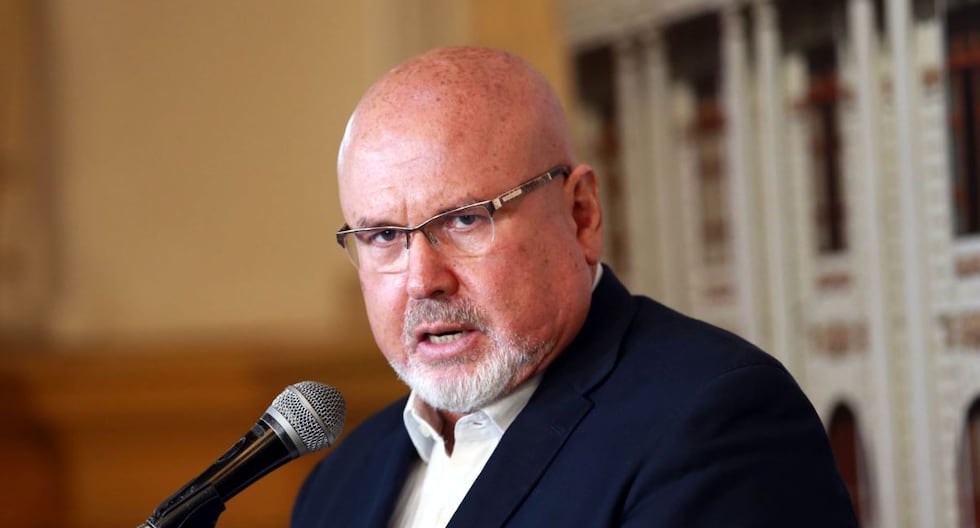 Ministerio Público incorpora a Carlos Bruce en investigación tras desalojo a María Acuña