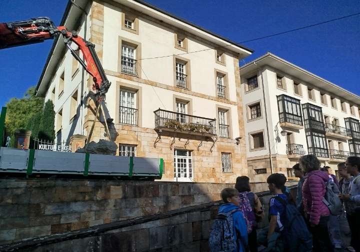 Urretxu recibe un preciado regalo de la mina vizcaína de calcita de Pandos