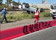Un muerto y varios lesionados al volcar troca en Delicias