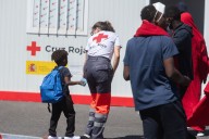 Salen de Canarias los tres primeros menores llegados a las Islas tras la declaración de contingencia migratoria