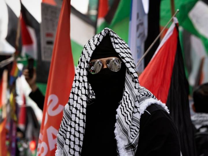 WARMINGTON: Anti-Israel crowd silent on public executions by Hamas