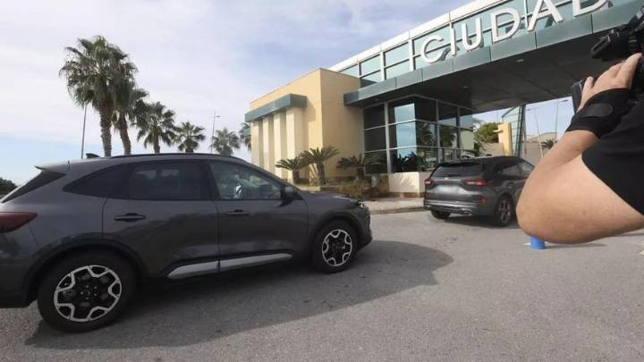 Mazón evita salir de una reunión en Alicante por la puerta principal para huir de la prensa