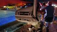 Conductor de camioneta choca contra luminaria en la Diagonal de las Fuentes en Torreón