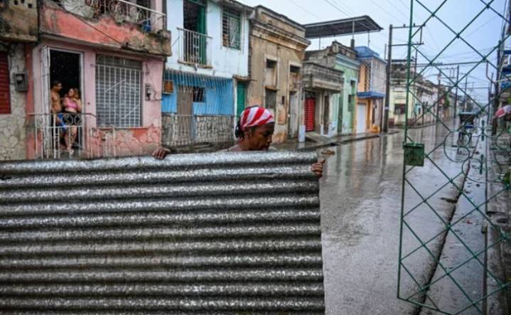 El huracán Melissa llegó a Cuba dejando a su paso inundaciones y daños