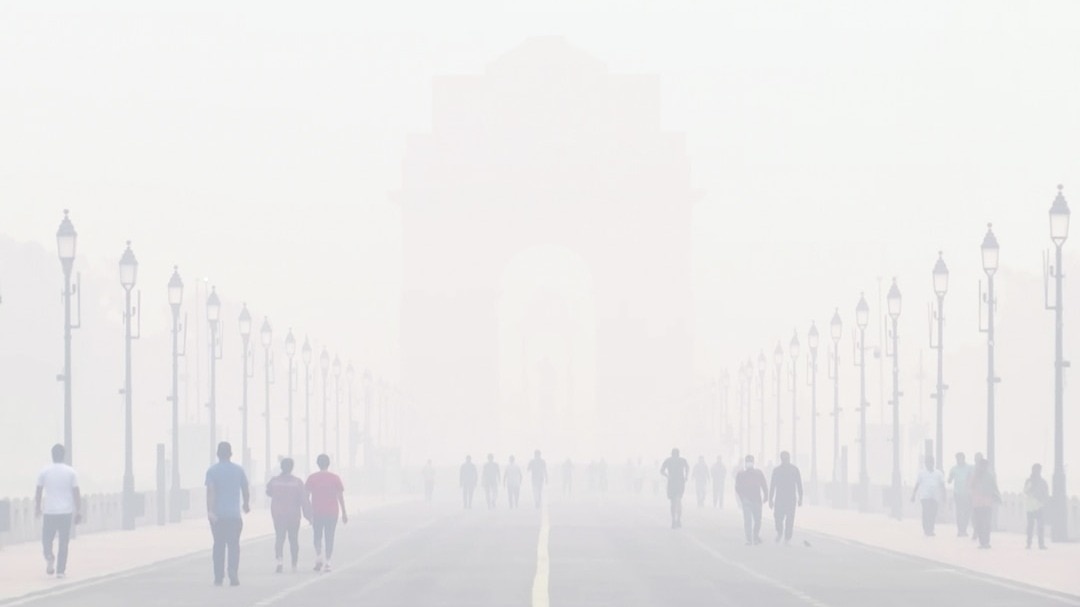 Delhi air turns 'poor' again before Diwali; Air quality index breaches the 300 mark in 5 areas