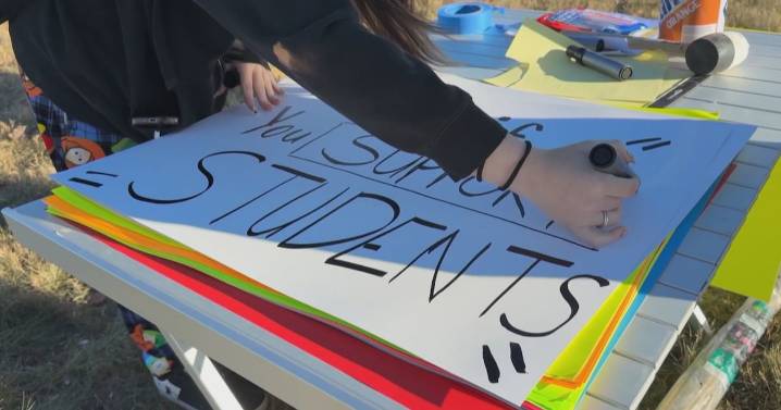 Alberta teachers' strike: Calgary students to walk out of class