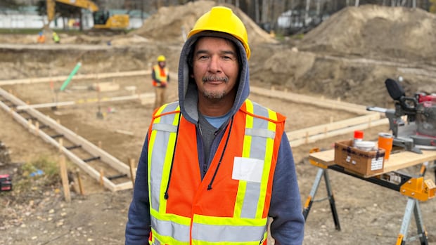 Residents displaced by wildfire race to rebuild in Denare Beach, Sask., before snow flies