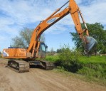 Efectúan trabajos de mantenimiento en cunetas y canales