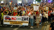 Una marcha “apolítica” exige al Ayuntamiento de Granada que cancele la Zona de Bajas Emisiones 