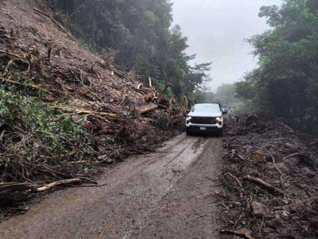 Lluvias afectan cinco caminos en diversas regiones de Oaxaca