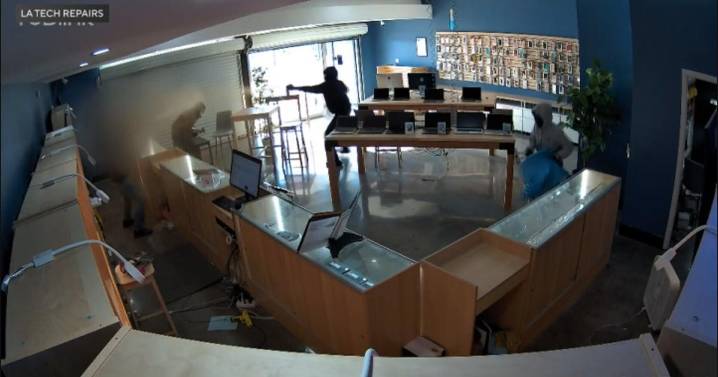 Video shows pepper spray battle between Los Angeles clerk and robbers