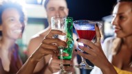 Consecuencias del consumo excesivo de alcohol y riesgos de los retos virales en fiestas