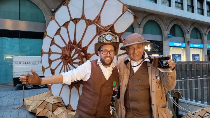 El caracol gigante al que siguen los niños de Zaragoza después del colegio