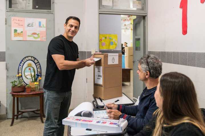 Julián Álvarez votó en Lanús y destacó la normalidad de la jornada electoral