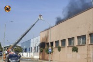 Bomberos trabajan en un incendio en Bonrepòs i Mirambell "complejo" por la presencia de ácidos