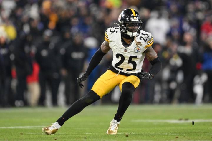 Elliott not traveling with team to Cincinnati