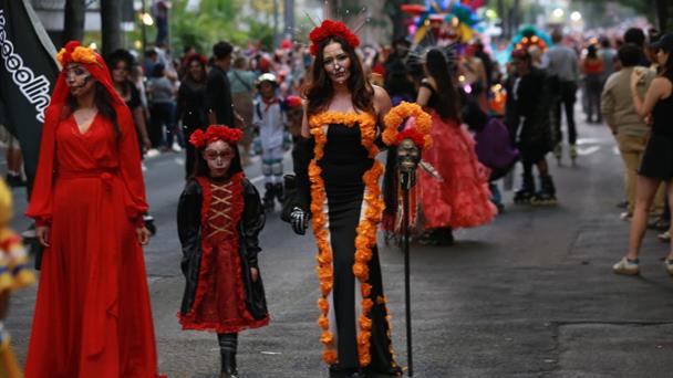 Comienzan las celebraciones por el Día de Muertos con desfile en Guadalajara