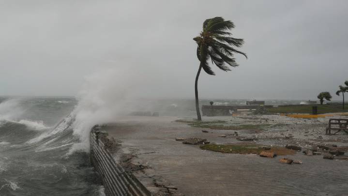 Huracán Melissa tocó suelo jamaiquino superando la categoría 5 (+Video) 28 de octubre de 2025 | Internacional El Centro Nacional de Huracanes, ha catalogado al huracán Melissa como "extremadamente pel