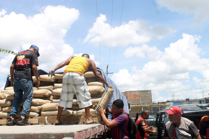 Distribuyen más de 132 toneladas de cemento en Alto de Los Godos de Maturín