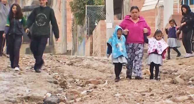 Estudiantes del colegio Luis Carlos Galán en Soacha enfrentan un viacrucis diario por trochas en mal estado