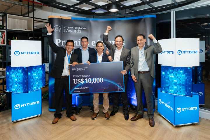 Egresado de la UPeU gana los eAwards Perú 2025 con tecnología que convierte agua en hidrógeno verde