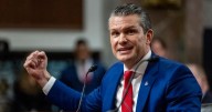 Avión del secretario de Defensa de Estados Unidos aterrizó de emergencia en Reino Unido