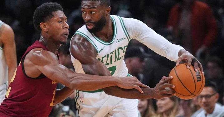 Jaylen Brown scores 30 as Celtics snap Cavaliers' win streak