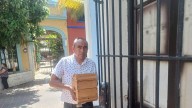 Rescatan enjambre de abejas sin aguijón en el Centro Histórico de Mazatlán