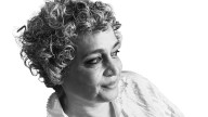 Los nuevos apegos feroces de Arundhati Roy: "En Occidente se tiende a culpar a la madre de todo lo que te pasa en la vida adulta"