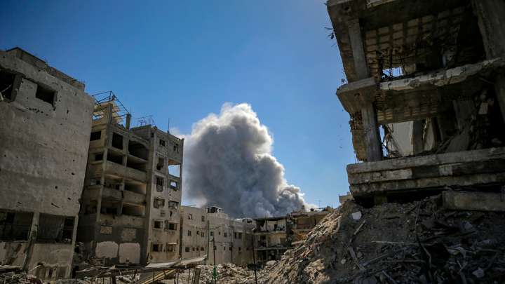 Israel bombardea Gaza mientras Hamas sigue analizando el plan de paz de Trump