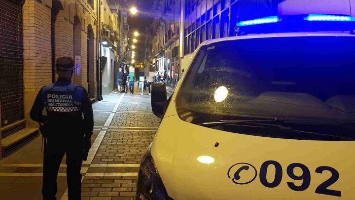 Un hombre y una mujer se acuchillan mutuamente durante una pelea en un piso en Pamplona