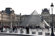 Reabre el Louvre tres días después del robo de joyas