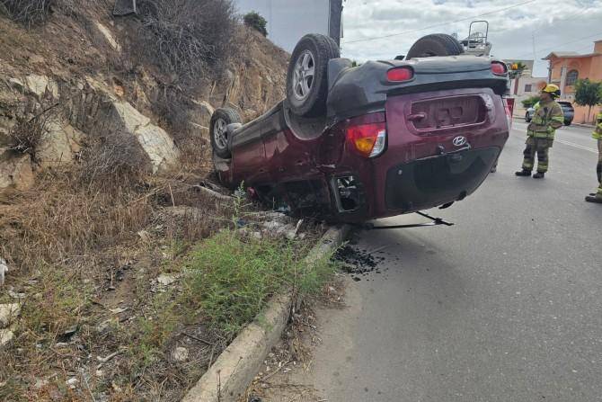 Se volcó un vehículo en Valle Dorado