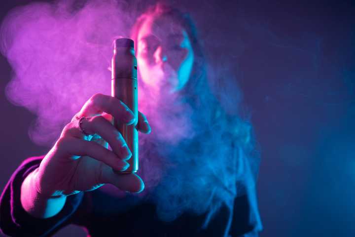 Envían iniciativa presidencial que prohíbe cigarrillo electrónicos y vapeadores