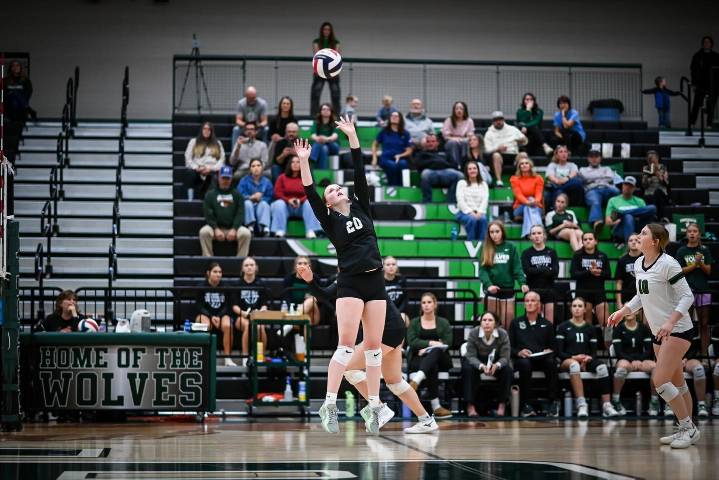 Lady Wolves Sweep Pinedale on Senior Night