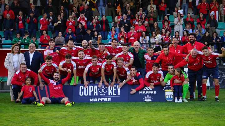 Cuando medio pueblo y el equipo de fútbol son Negreira